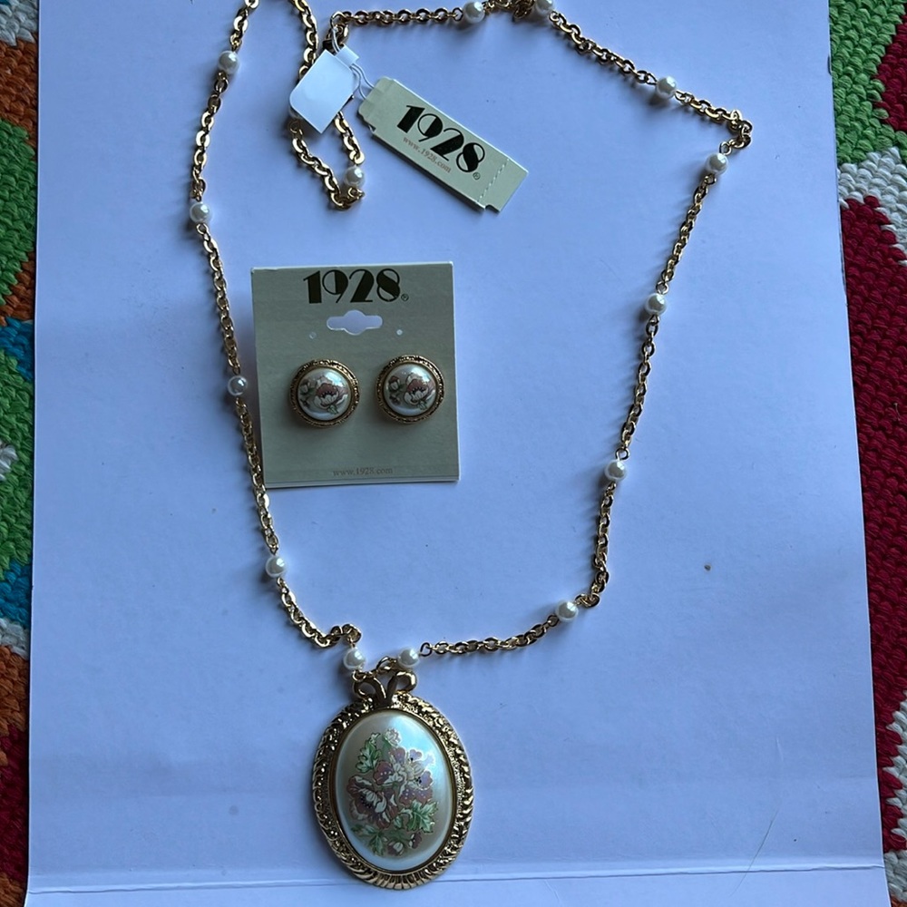Necklace and earring set
